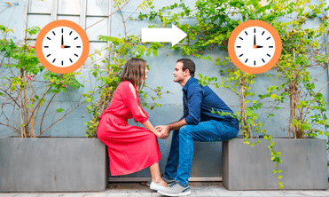 Darstellung vom Love-Bombing Anzeichen Zeit: Ein Mann macht die Zeit der Frau zu seiner Zeit.